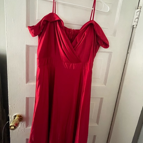 Red off the shoulders Dress - Picture 2 of 5